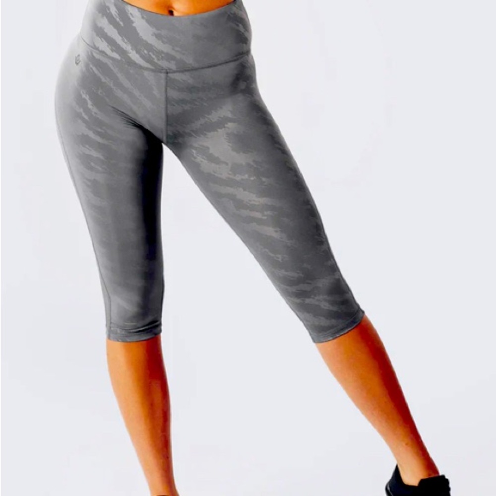 Workout Empire silver patterned crop leggings, size small, EUC